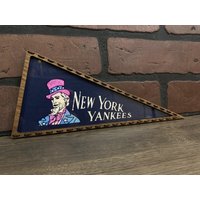Gerahmter 1960Er Jahre New York Yankees Mlb Vintage Mini Wimpel von TheSportsAlternative
