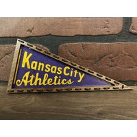Seltene Gerahmte 1960Er Jahre Kansas City Oakland Athletics Vintage Mini Wimpel von TheSportsAlternative