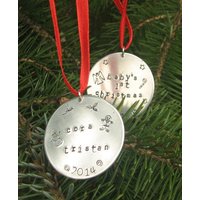 Personalisierte Weihnachtskugel Handgestempelte Aluminiumscheibe Weihnachtsbaumschmuck Personalisierte Weihnachtskugel Handgestempelte Aluminiumscheibe Weihnachtsbaumschmuck von TheStampingGrounds