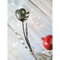 Metall Tulpe Schwarz & Weiss Gestreift, Kleine Blumen Skulptur Von The Steel Stile Things von TheSteelStyleThings