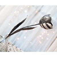 Metall Tulpe Schwarz & Weiss Gestreift, Kleine Blumen Skulptur Von The Steel Stile Things Metall Tulpe Schwarz & Weiss Gestreift, Kleine Blumen Skulptur Von The Steel Stile Things von TheSteelStyleThings