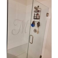 Duschtür-Monogramm-Aufkleber, Personalisierte Buchstabe Geätztes Glas Vinyl, Badezimmerdekor von TheStenciledBarn