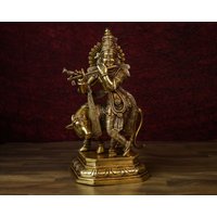 "Krishna Statue, 31 cm ""Göttliche Gelassenheit Hand Gefertigtes Heiliges Krishna Idol Für Wohnkultur" ""Girdhari, Manmohan, Mit Kamdhenu." von TheStoresOfArt