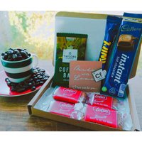Cadbury Hot Chocolate Kaffee & Keks Briefkasten Geschenkeet Mit Personalisierter Karte Und Kaffeetasse Pin | Anstecker Taylors Periodensystem von TheTeaAndCoffeeShop