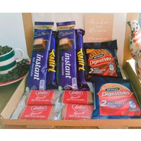 Cadbury Hot Chocolate & Keks Briefkasten Geschenkeet Mit Personalisierter Karte - Biscoff | Verdauungs-| Ultimative Schokoladen-Leckerli Essen Und von TheTeaAndCoffeeShop