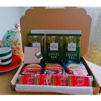 Kaffee & Keks Briefkasten Geschenkeet - Personalisiert Inklusive Andenken Kaffeetasse Pin | Anstecker Reversnadel Accessoire von TheTeaAndCoffeeShop