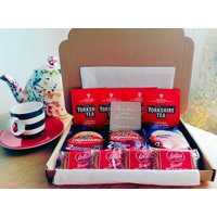 Yorkshire Tea & Biscuit Letterbox Geschenkset Mit Personalisierter Karte | Nachmittagstee Verdauungsfördernd Biscoff Essen Und Trinken Geschenk von TheTeaAndCoffeeShop