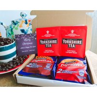 Yorkshire Tea & Biscuit Weihnachtsgeschenkset Mit Personalisierter Karte | Tee Verdauungsfördernd Mcvties Wichtelgeschenk von TheTeaAndCoffeeShop