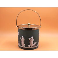 Antikes Wedgwood Pottery Green Jasperware Keksfass Mit Epns Deckel Und Griff Von Daniel & Arter. - Gratis Uk Post Antikes Wedgwood Pottery Green Jasperware Keksfass Mit Epns Deckel Und Griff Von Daniel & Arter. - Gratis Uk Post von TheTeaTray