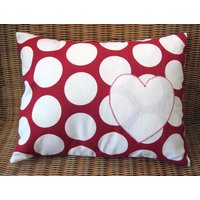 Applikation Herzkissen Mit Rotem & Weißem Polka Dot Print Und Weißem Wollfilz Herz | 12" X 16" Applikation Herzkissen Mit Rotem & Weißem Polka Dot Print Und Weißem Wollfilz Herz | 12" X 16" von TheThimbleAndHound