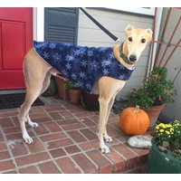 Windhundmantel | Extra Großer Hundemantel Große Hundejacke Marineblauer & Weißer Schneeflocken-Print-Fleece Mit Babyblauem Fleece-Futter Windhundmantel | Extra Großer Hundemantel Große Hundejacke Marineblauer & Weißer Schneeflocken-Print-Fleece Mit Babyblauem Fleece-Futter von TheThimbleAndHound