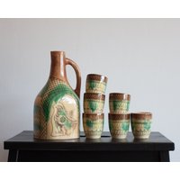 Handbemalter Keramikkrug Und Tassen-Set Brauner Ockergrüner Vogelentwurf von TheThingsThatWere