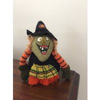 Halloween Hexe Display Doll, Kleine Handgefertigte 15 X 10 cm, Sitzt Im Regal, Niedliches Detail von TheThreadingHouse