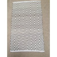 Handgemachte Chindi Teppich, Vegan, Teppich. 24"x34" Beige /Weiß /Muster Handgemachte Chindi Teppich, Vegan, Teppich. 24"x34" Beige /Weiß /Muster von TheThreadingHouse