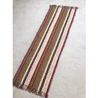 Läufer Handgemachter Chindi Teppich, Handgemachter Rag Rug, Chenille, Boho Hippie Veganer Rug. 66"x22"Beige, Bugandy, Grün von TheThreadingHouse
