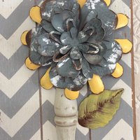 Wandhaken, Land Beunruhigt Blume, Verzinktem Metall Und Holz-Wand-Plakette Mit Haken, Grau Weiß Chevron Gelb von TheThreadingHouse