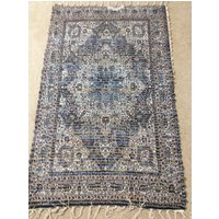 Wunderschöner Handgemachter Jute Chindi Teppich, Rag Rug, Boho Hippie Veganer Rug. Bunter Blau Und 49"x28" Wunderschöner Handgemachter Jute Chindi Teppich, Rag Rug, Boho Hippie Veganer Rug. Bunter Blau Und 49"x28" von TheThreadingHouse