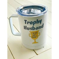 Trophy Husband, 10 Unzen Camp Style Thermobecher Mit Griff Und Auslaufsicherem Deckel von TheThreeBlackCats