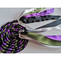 Handfasting Personalisieren, Lila Grün Schwarz, Hochzeitsgeschenk Hand Bindeschnur, Dünne Braut Einheit Seil, Charm U Pic Farben Datum Name Nachricht Handfasting Personalisieren, Lila Grün Schwarz, Hochzeitsgeschenk Hand Bindeschnur, Dünne Braut Einheit Seil, Charm U Pic Farben Datum Name Nachricht von TheTossedBouquet