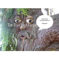 Handgemachte Stein-Baum-Gesicht Mit Schnurrbart Wunderliche Garten-Kunst Handgemachte Stein-Baum-Gesicht Mit Schnurrbart Wunderliche Garten-Kunst von TheTreeFacePeople