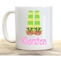 Personalisierte Rentier Weihnachtstasse Feiertagskaffeegeschenk Personalisierte Rentier Weihnachtstasse Feiertagskaffeegeschenk von TheTrendyButterfly