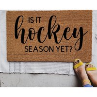 Benutzerdefinierte Hockey-Willkommensmatte, Hockey-Fan-Geschenk, Personalisiertes Vatertagsgeschenk, Housewarming-Geschenk, Geburtstagsgeschenk von TheTrendyPorch