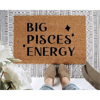 Big Pisces Energy Fußmatte, Benutzerdefinierte Sternzeichen Geschenk, Astrologie Zeichen Willkommen Matte, Geburtstagsgeschenk von TheTrendyPorch
