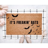 Es Ist Freaking Fledermäuse Willkommensmatte, Lustige Benutzerdefinierte Halloween Fußmatte, Herbst Veranda Dekor, Home Decor, Personalisierte von TheTrendyPorch