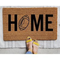 Fußball-Haus-Türmatte, Benutzerdefinierte Sport-Willkommens-Matte, Personalisiertes Nfl-Fan-Geschenk, Baseball-Fan-Fußmatte, Super Bowl-Party-Dekor von TheTrendyPorch