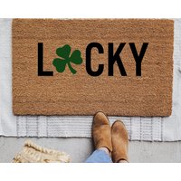 Glücksklee-Willkommensmatte, Personalisierte Fußmatte, Individuelles Einweihungsgeschenk, St. Patricks Day Matte, Maklergeschenk, Lustige Fußmatte von TheTrendyPorch