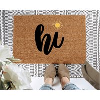 Hallo Sommer Willkommensmatte, Benutzerdefinierte Fußmatte, Personalisiertes Geschenk, Sonnenschein Dekor, Housewarminggeschenk, Lustige Süße von TheTrendyPorch