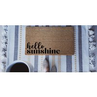 Hello Sunshine Fußmatte, Benutzerdefinierte Frühlings-Türmatte, Sommer-Willkommens-Matte, Housewarming-Geschenk, Süße Fußmatte von TheTrendyPorch