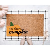 Hey There Kürbis Willkommensmatte, Benutzerdefinierte Halloween Fußmatte, Personalisierte Geschenk, Süße Lustige Gruselige Jahreszeit Matte von TheTrendyPorch