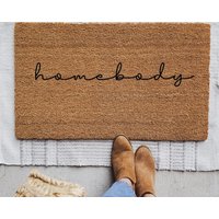 Homebody Einfache Fußmatte, Personalisiertes Geschenk, Home Welcome Mat, Makler Abschluss Verlobungsparty, Housewarminggeschenk, Magnolia Inspiriert von TheTrendyPorch