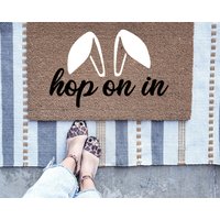 Hop On in Ostern Fußmatte, Benutzerdefinierte Frühling Willkommensmatte, Urlaub Housewarminggeschenk, Süße Fußmatte von TheTrendyPorch