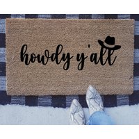 Howdy Y'all Willkommensmatte, Benutzerdefinierte Fußmatte, Personalisiertes Geschenk, Texas Housewarminggeschenk von TheTrendyPorch