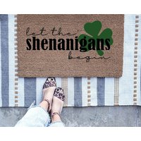 Lassen Sie Die Shenanigans Begin Willkommensmatte, Personalisierte Fußmatte, Benutzerdefiniertes Einweihungsgeschenk, St. Patricks Day Matte von TheTrendyPorch