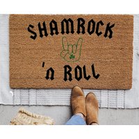Shamrock N Roll St. Patricks Day Willkommensmatte, Personalisierte Fußmatte, Benutzerdefinierte Einweihungsparty Geschenk, Makler Lustige Urlaub von TheTrendyPorch