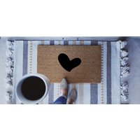 Valentinstag Fußmatte, Benutzerdefinierte Bauernhaus Schwarzes Herz Willkommensmatte, Einweihungsgeschenk, Einfache Süße Fußmatte von TheTrendyPorch