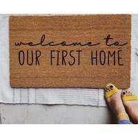 Willkommen in Unserem Ersten Haus Fußmatte, Personalisierte Benutzerdefinierte Einweihungsgeschenk, Makler Abschlussgeschenk, Willkommensmatte von TheTrendyPorch