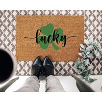 st. Patrick's Day Fußmatte, Einfache Glücksmatte, Personalisierte Individuelles Einweihungsgeschenk, Süßes Paddys Dekor, Urlaubsmatte von TheTrendyPorch