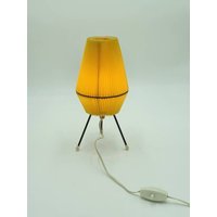Mid-Century Modern Raffia Bast Tripod Table Lamp | 1950S von TheUniqueHomeDecor