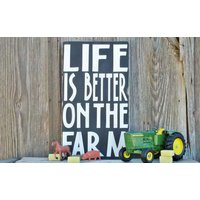 Life Is Better On The Farmer Handgemaltes Rustikales Schild von TheUpsyDaisy