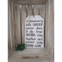 Rustikale Freunde Unterschreiben A Memory Last Forever Handgemaltes Schild Vom Bauernhof von TheUpsyDaisy