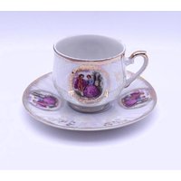 Vintage Versailles Lüsterware - Tasse Mit Untertasse Weiß Gold Perlmutt Fragonard Dekor Hergestellt in Frankreich Vintage Versailles Lüsterware - Tasse Mit Untertasse Weiß Gold Perlmutt Fragonard Dekor Hergestellt in Frankreich von TheUpturned