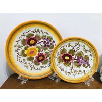 Vintage 2Er Set Handgemachte Wandteller Aus Keramik - Handbemalt Mit Blumen Handgemachter Und Handbemalter von TheVINTAGEShopBG