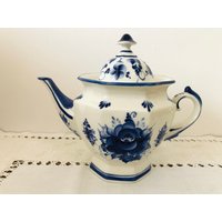 Vintage Gzhel Handbemalte Teekanne - Kaffeekanne Russisch Blau & Weiß Gzhel Porzellan von TheVINTAGEShopBG