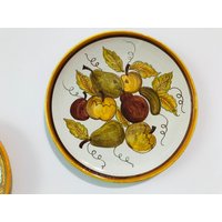 Vintage Handgemachter Keramik Wandteller - Handbemalter Mit Obst Und Handbemalter von TheVINTAGEShopBG