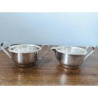 Vintage Set Aus Milchkännchen Und Zuckerdose - Versilberte Vintage Set Aus Milchkännchen Und Zuckerdose - Versilberte von TheVINTAGEShopBG