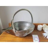 Antiker Metalleimer/Eimer Mit Messing Griff. Primitive Vintage Korb Kessel Rustikale Metall Pflanzer Bauernhaus Behälter Antiker Metalleimer/Eimer Mit Messing Griff. Primitive Vintage Korb Kessel Rustikale Metall Pflanzer Bauernhaus Behälter von TheVelvetBranch